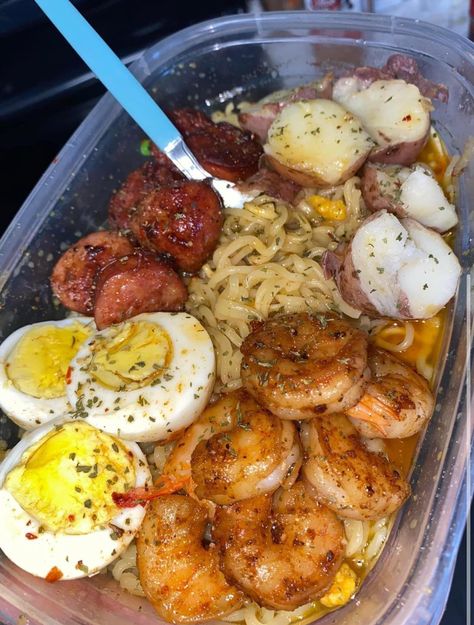 Pasta Shrimp, Soft Boiled Egg, Yummy Seafood, Soul Food Dinner, Spicy Noodles, Food Babe, Healthy Food Dishes, Food Therapy, Yummy Comfort Food