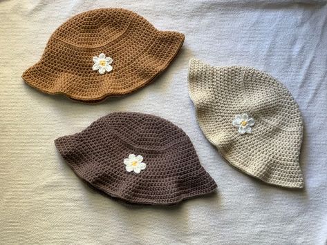 Lightweight nude daisy bucket hats, crocheted with acrylic yarn. Made in three sizes to ensure a great fit! Adjustable brim, perfect for big bold waves or soft small waves <3 Crochet Sweater Design, Crocheted Hats, Beginner Crochet Tutorial, Crochet Bucket, Crochet Leaves, Crochet Business, Crochet Daisy, Crochet Bucket Hat, Kawaii Crochet