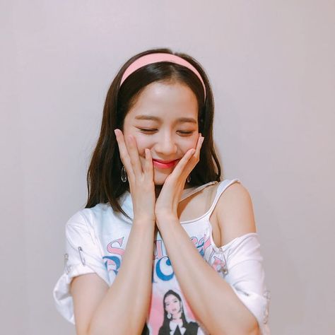 #instragam #jisoo Jisoo Eyes, Black Pins, Jennie Lisa, Blackpink Jisoo, Yg Entertainment, Instagram Update, Korean Singer, Korean Girl, South Korean Girls