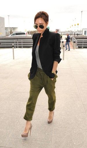 Look Working Girl, Victoria Beckham Style, Olive Pants, Mode Casual, Green Pants, Olive Color, Black Blazer, Mode Inspiration, Coco Chanel