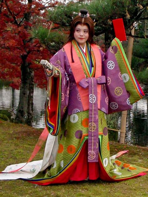 A woman dressed in junihitoe. Heian Era Clothing, Medieval Japan, Heian Era, Japanese Clothing, Color Studies, Japanese Outfits, Modern Outfits, Colourful Outfits, Kimono Fashion