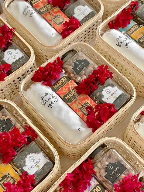 Hampers Packaging Ideas, Besek Hampers, Hampers Wedding, Handmade Hamper, Diy Eid Gifts, Eid Hampers, Hamper Ideas, Wedding Gift Pack, Chinese New Year Gifts