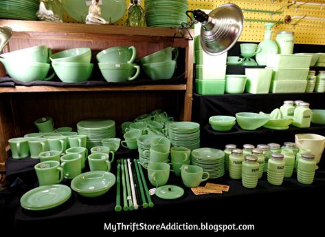 Vintage jadeite heaven at Cole's Antique Show in Roundtop, Texas: mythriftstoreaddiction.blogspot.com Antiques In Modern Home, Jadeite Kitchen, Roundtop Texas, Antiques Repurposed, Upcycled Projects, Vintage Fire King, Antique Show, Green Decor, Glass Kitchen