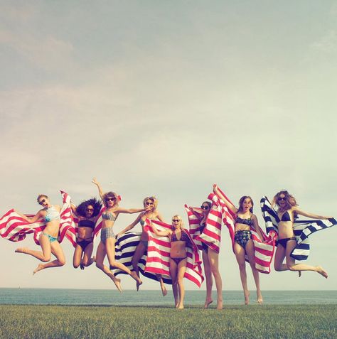 Taylor Swift Had a Picture-Perfect Fourth of July Weekend from #InStyle Taylor Swift Swimsuit, Taylor Swift Squad, Danielle Haim, Bikinis Retro, Photo Star, Martha Hunt, All About Taylor Swift, American Flags, Calvin Harris