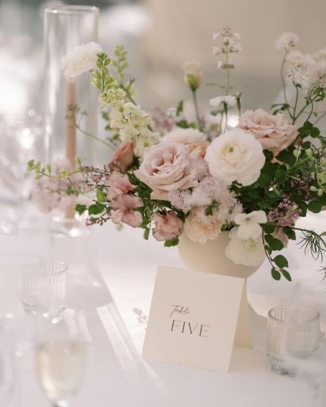 Romantic Wedding Centerpieces Flowers, Blush Pink Wedding Stationery, White And Pink Wedding Flowers Centerpieces, Pale Pink Wedding Theme, White And Pink Wedding Flowers, Pink Wedding Aesthetic, Pale Pink Wedding Flowers, Modern Blush Wedding, Circle Tables