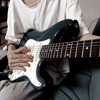 Guitar Obsession, Cool Electric Guitars, Guitar Girl, Music Aesthetic, 영감을 주는 캐릭터, Playing Guitar, Gilmore Girls, My Vibe, Bass Guitar