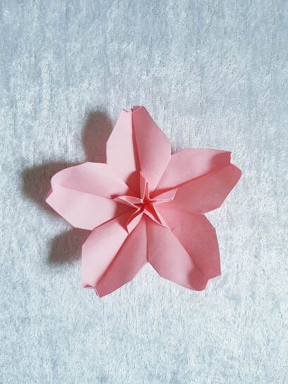 DIY Origami Cherry Blossom Flowers With A Branch - Diycrown- Origami and Paper art DIY:s Origami Sakura Paper Flowers, Paper Cherry Blossom Tree, Paper Cherry Blossom Diy, Cherry Blossom Craft, Origami Flowers Easy, Cherry Blossom Diy, Origami Cherry Blossom, Origami Sakura, Fall Merch