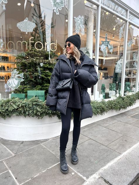 Outfit Inspo Puffer Jacket, Macpac Puffer Jacket Outfit, Puffer Coat Outfits For Women, Style Black Puffer Jacket, Trendy Puffer Jacket, Winter Outfits Black Puffer Jacket, Oversized Puffer Coat Outfit, Puffer Jacket Styling, Stylish Puffer Jacket