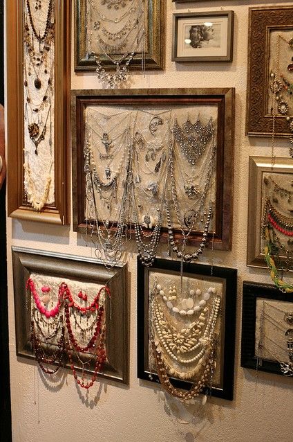 I love this! Walking Closet, Diy Jewelry Display, Framed Pictures, Craft Show Displays, Booth Display, Display Storage, Shop Display, Jewelry Display, Accessory Organization