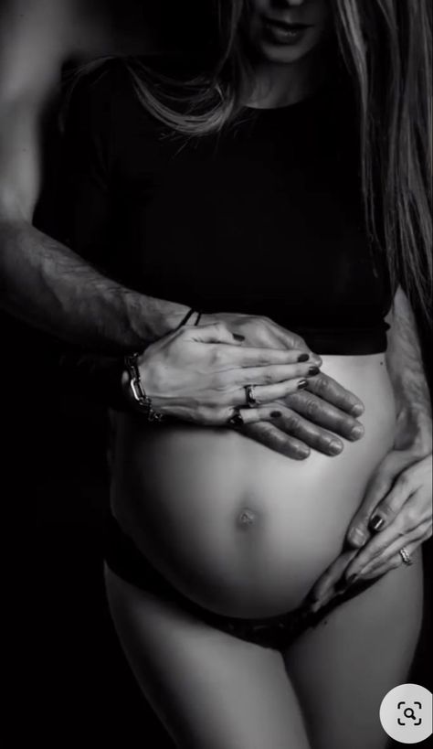 Pregnant Belly Photography, Maternity Photo Poses, Vom Avea Un Copil, Home Maternity Photography, Cute Pregnancy Photos, Pregnant Photography, Baby Bump Photoshoot, Maternity Studio Photoshoot, Pregnancy Announcement Photoshoot