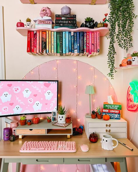 Bedroom Inspiration With Desk, Beautiful Work Spaces, Room Desk Decor Ideas, Monitor Stand Aesthetic, Cozy Desk Setup For Small Spaces, Colorful Office Decor Ideas, Study Desk Organization Aesthetic, Small Office Desk Decor, Barbie Office Decor