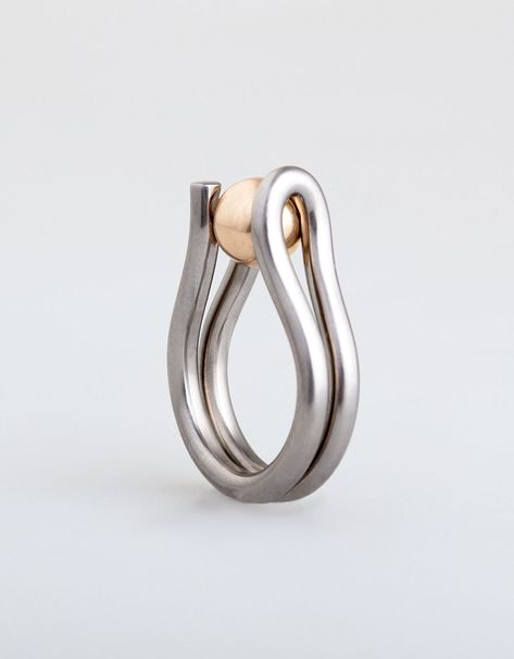 Jorge Gil. Ring: El contorsionista, 2019. Titanium grade 2, gold 18 karat.. 3 x 2 x 7 cm. Photo by: Alien Maleta. X Ring, Jewelry Rings Unique, Jewelry Design Inspiration, Metal Clay Jewelry, Art Jewelry Contemporary, Silver Jewelry Design, Silver Jewelry Rings, Handmade Wire Jewelry, Bling Bling