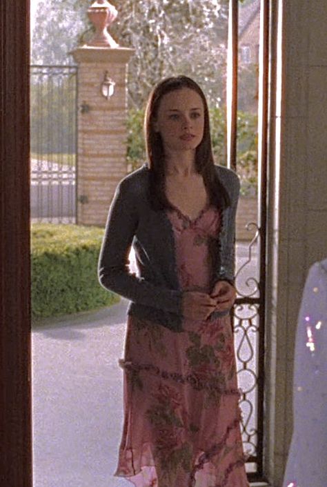 90s Film Outfits, Rory Graduation Dress, Rory Gilmore Pink Dress, Rory Gilmore Fancy Outfits, Rory Gilmore Dress Outfit, Gilmore Lorelai Outfits, Yale Rory Outfit, Rory Gilmore Dinner Outfits, Lorelai Gilmore Dress Outfits