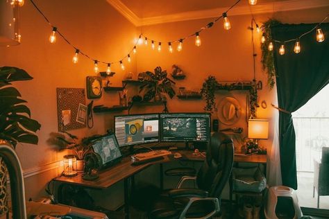 Two Monitor Desk Setup Aesthetic, Gaming Set Up Inspiration, Game Room Astethic, Dark Acedamia Gaming Setup, Home Game Room Ideas Cozy, Gamer Plant Room, Cottage Core Gaming Room, Green And Brown Gaming Setup, Bohemian Gaming Setup