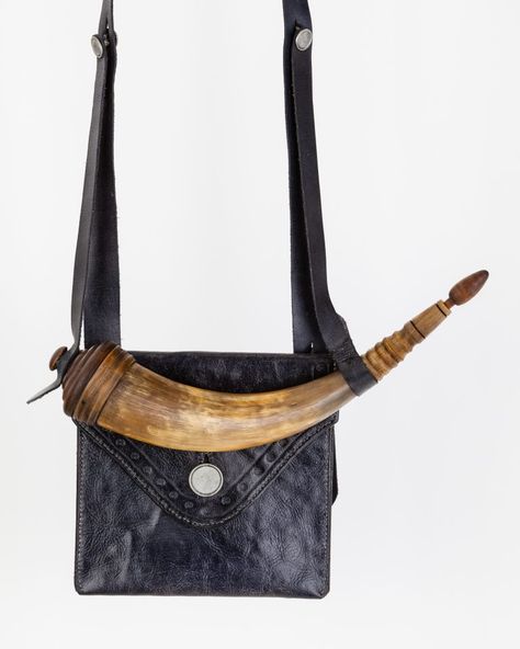 Early Virginia Shot Pouch & Powder Horn – Mark Elliott Horn Bag, Shooting Bags, Horn Ring, Powder Horn, Hunting Bags, Blue Black Color, Shoe Polish, Tan Cowhide, The Shot