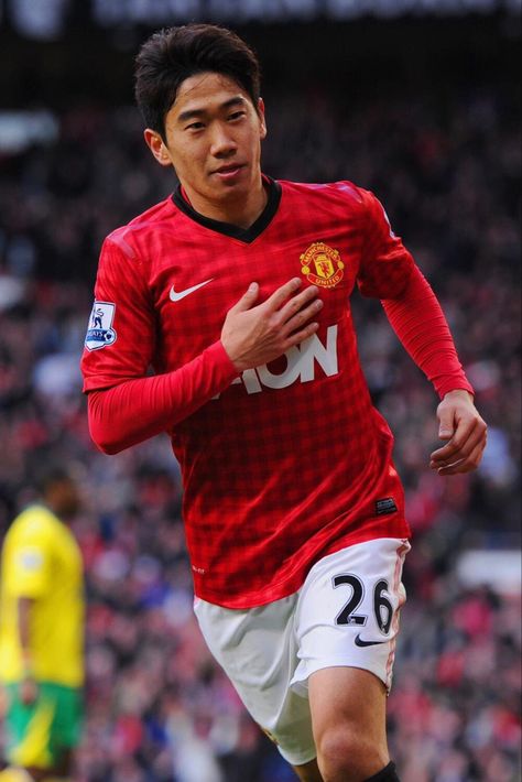 Happy Birthday, Shinji Kagawa!   Today, the player "Besiktas" and the national team of Japan turns 30 years old!   Congratulations! 🎉 Shinji Kagawa, United Wallpaper, Manchester United Legends, Manchester United Wallpaper, Kagawa, Manchester United Football Club, Manchester United Football, Soccer News, The Player