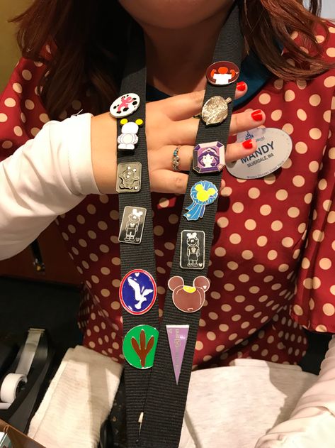 Five Essential Newbie Pin Trading Tips - TravelingMom Trading Pin Display, Lanyard Pins, Discount Disney World Tickets, Disney Bucket List, Disney Pins Sets, Disney World Attractions, Disney Honeymoon, Disney Buttons, Disney Pins Trading