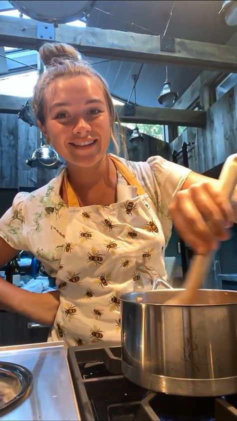 Cooking With Flo, Female Heroes, Aunt Flo, Badass Female, Female Hero, Comfort People, Sunday Roast, Pew Pew, Florence Pugh