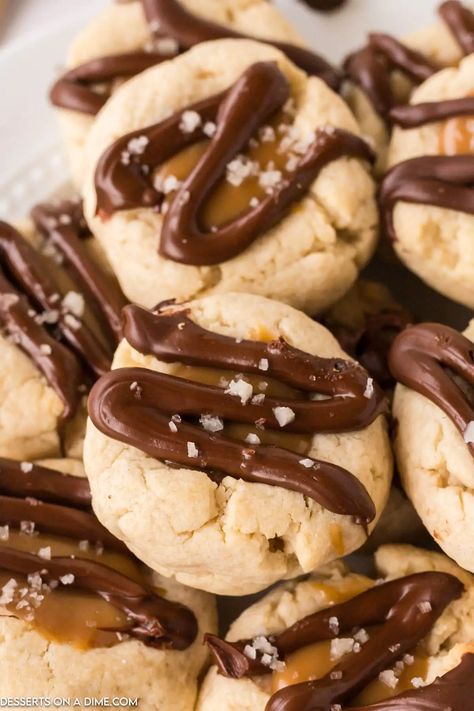 Thumbprint Twix Cookies - The Best Twix Thumbprint Cookies Thumbprint Cookies Recipes, Pecan Pie Cookies Recipe, Twix Candy, Alfredo Sauce Recipe Homemade, Easy To Make Cookies, Caramel Bits, Thumbprint Cookies Recipe, Gooey Caramel, Twix Cookies