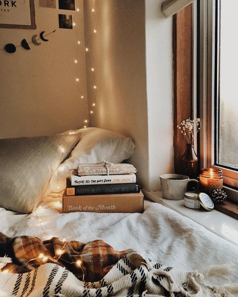 8,591 Likes, 72 Comments - ☆ ✦  Polly Florence  * ✧  ⋆ (@polly.florence) on Instagram: “Happy friday loves! ✨ Have you got anything planned for your weekend? I haven’t got anything…” Fall Lights Aesthetic, Autumn Feeling, Light Fall, Fall Bedroom, Room Goals, Cozy Aesthetic, Design Del Prodotto, Autumn Cozy, Dorm Decor