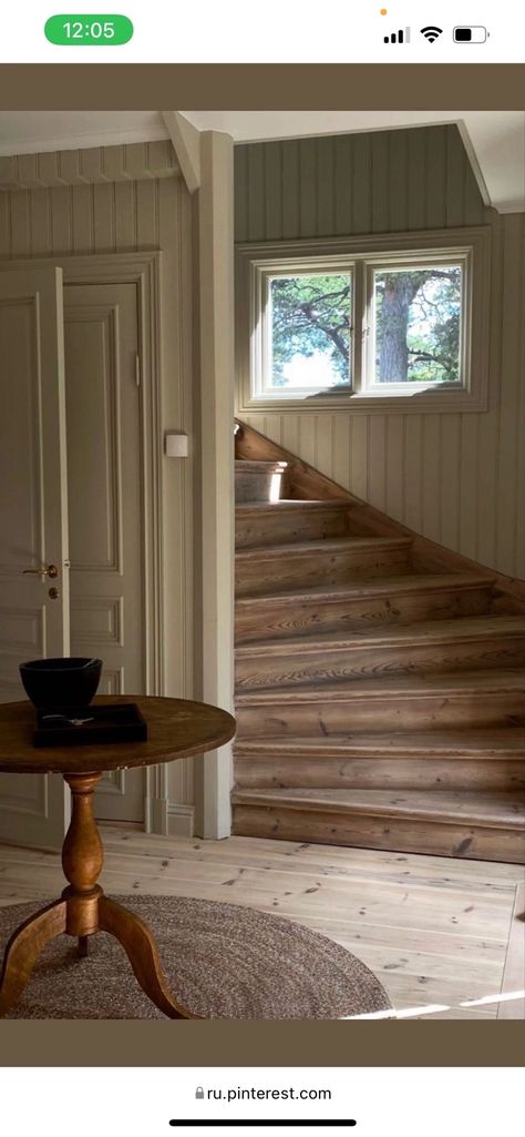 Small Stair Entryway Ideas, Beach Cottage Interiors, Cottage Stairs, Interior Vintage, Dream Cottage, Up House, House Goals, Cottage Homes, Home Fashion