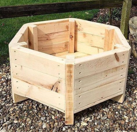 Pallet Planter Box, Pallet Wall Shelves, Diy Planter Box, Wood Projects For Beginners, Pallet Planter, Wooden Planter, Recycled Pallets, Pallet Wall, Scrap Wood Projects