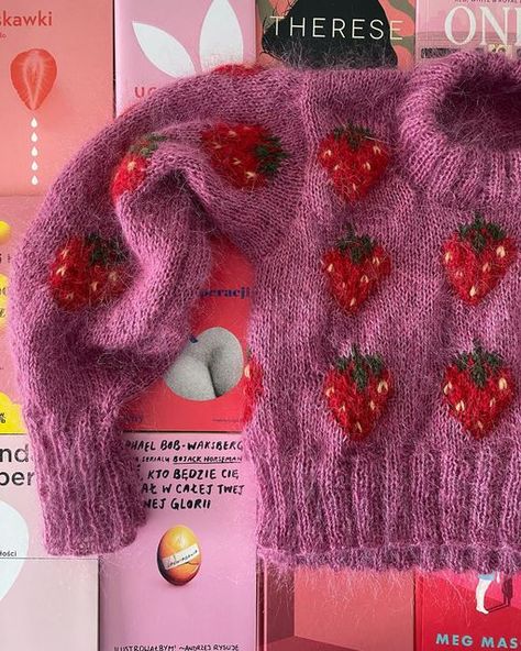 Knit Strawberry Sweater, Strawberry Sweater Pattern, Strawberry Knitting Pattern, Knitting Strawberry, Knit Sweater Aesthetic, Strawberry Knitting, Strawberry Knit, Sweater Aesthetic, Yarn Creations