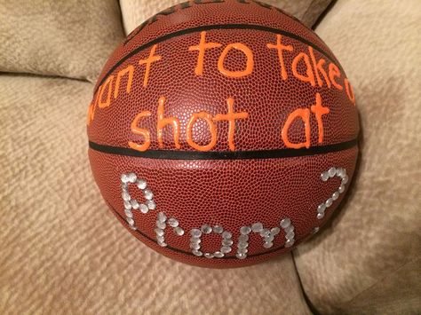 Basketball Promposal Ideas, Basketball Promposal, Sadies Proposal, Prom Invites, Cute Promposals, Country Prom, Promposal Ideas, Funny Prom, Louisville Basketball