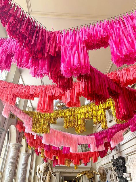 Streamer Backdrop, Bubblegum Balloons, Fringe Backdrops, Fiesta Decorations, Photos Booth, Engagement Decorations, Shiny Fabric, How To Make Notes, Party Balloons