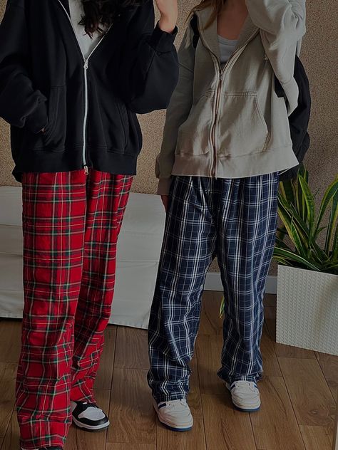 Pjs Pants Aesthetic, Plaid Pants Outfit Pajama, Cute Plaid Pants Outfits, Pijama Pants Aesthetic, Red Pajama Pants Outfit Aesthetic, Flannel Pyjama Bottoms, Plaid Pyjama Bottoms Outfit, Flannel Pants Pajamas, Plaid Trousers Outfit Aesthetic