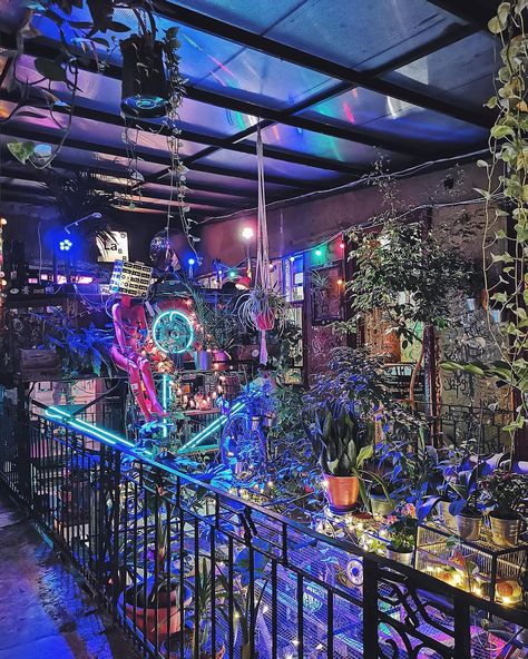 5 Insanely Awesome Budapest Ruin Bars (with Map and Images) - Seeker Budapest Ruin Bar, Unique Bars, Abandoned Ruins, Hotel Safe, Eastern Europe Travel, Safe Journey, Travel Safety, The Ruins, Beer Garden