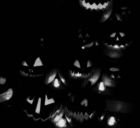 Black Halloween Aesthetic, Halloween Scenery, Scenery Aesthetic, Halloween Jackolantern, Halloween Icon, Wall Pics, Tim Burton Movie, White Halloween, Spooky Szn