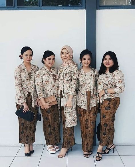 Bridesmaid Kebaya, Kebaya Simple, Batik Blazer, Kebaya Bridesmaid, Braidsmaid Dresses, Javanese Wedding, Hijab Dress Party, Pre Wedding Photoshoot Outfit, Batik Kebaya