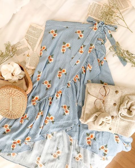 Breath of Youth on Instagram: “Our happy sunflower field skirt we love so much 🏹🌼✨Tap to shop” Romantic Feminine Style, Breath Of Youth, Happy Sunflower, Looks Hippie, Soft Girl Outfits, Cute Skirt Outfits, Youth Clothing, Sunflower Field, Foto Tips