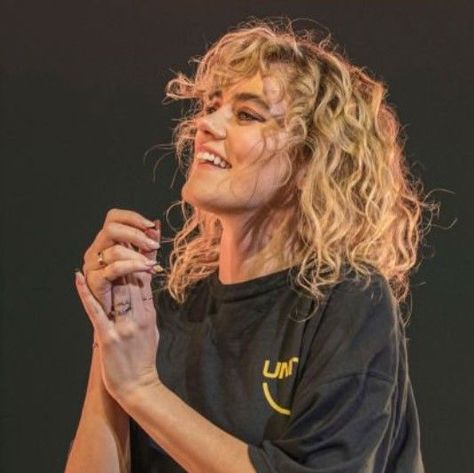 Taya Smith Gaukrodger - Hillsong UNITED #tayasmith #tayagaukrodger #hillsongunited Taya Smith, Hillsong United, Christian Music, Curly Hair, Curly Hair Styles, Dreadlocks, The Unit, Hair Styles, Hair