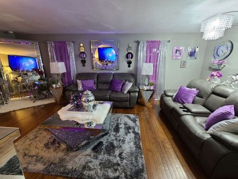 Black White And Purple Living Room, Purple Themed Living Room, Purple Home Decor Living Room, Purple Living Room Ideas Color Schemes, Purple And Gold Living Room Decor, Black Women Living Room Ideas, Living Room With Purple Accents, Purple And Grey Living Room Ideas, Purple Apartment Decor