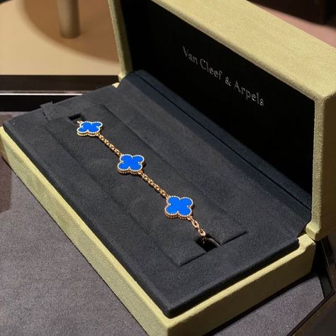 Van Cleef Arpels Aesthetic, Van Cleef Stack, Van Cleef Aesthetic, Arpels Van Cleef, Jewelry Van Cleef, Jewelry Gold Bracelet, Cleef And Arpels Jewelry, Gold Vans, Van Cleef And Arpels Jewelry