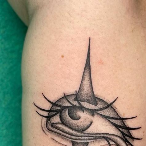 🕷Lauren Troldahl🕷 on Instagram: "👁♥️🤡!! was so so SO stoked to tattoo this teary clown eye. thanks again, Logan! • • • #tattooartist #tattooer #dotworktattoo#blackwork #eyetattoo #clowntattoo #blackworktattoo#dotworktattoos #stippletattoo #qttr #clowntattoos #halloween #halloweentattoos #clownmakeup #spookytattoo #minneapolistattoo #minneapolistattooartist #minneapolistattooer #minnesotatattooartist" Clown Eye Tattoo, Minneapolis Tattoo, Minnesota Tattoo, Eyeball Tattoo, Clown Tattoo, Hand Poke, Spooky Tattoos, Dot Work Tattoo, Halloween Tattoos