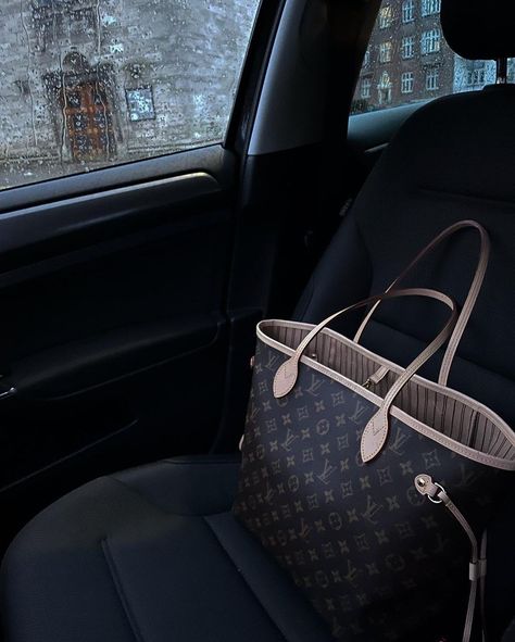 Louis Vuitton Duffle Bag Aesthetic, Never Full Bag, Louis Vuitton Duffle Bag, Louis Vuitton Tote Bag, Luxury Bags Collection, Aesthetic Dress, Mom Bags, Super Rich Kids, Handbag Essentials