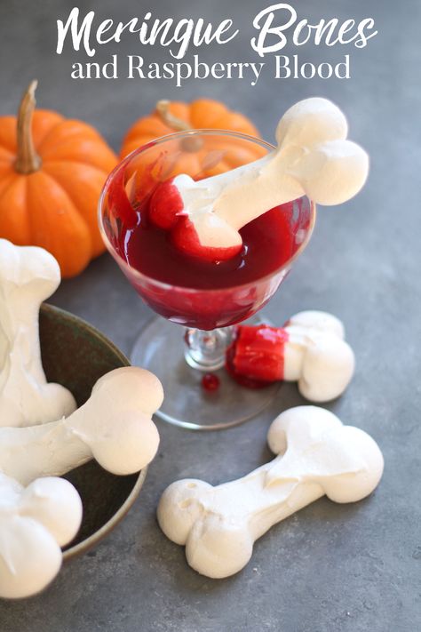 Meringue Bones, Halloween Meringue, Bone Cookies, Recetas Halloween, Dulces Halloween, Spooky Food, Halloween Dessert, Raspberry Sauce, Halloween Baking