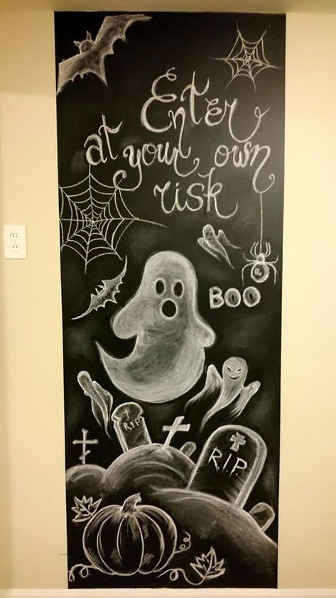 You can create beautiful Halloween chalkboard art and chalkboard lettering even if you’re not super artistic with these amazing ideas. Chalk Drawing Ideas, Chalkboard Mural, Drawing Ideas Halloween, Chalkboard Art Ideas, Halloween Mural, Fall Chalkboard Art, Halloween Chalkboard Art, Chalk Wall Art, Chalkboard Art Diy