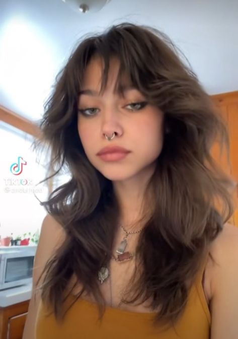 Check more at https://howcandothis.com/hairstyleideas/21596/ Wavy Long Wolf Cut, Grunge Hair Brown, Grunge Bangs Hairstyles, Wolf Cut Wavy Hair, Grunge Haircut, Ig Poses, Black Deck, Wolfcut Hair Long, Y2k Hair