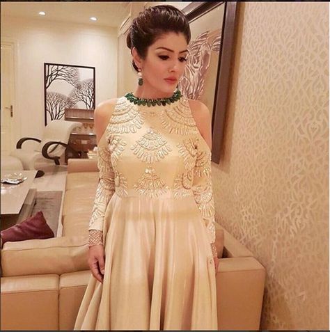 Halter Neck Kurti, Indian Dress Up, Raveena Tandon, Girls Ball Gown, Celeb Fashion, Court Dresses, Neck Designs For Suits, Manish Malhotra, Indian Gowns