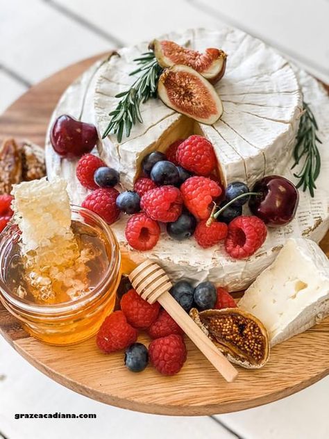 Brie Wheel Charcuterie, Round Charcuterie Table, Grazing Table Ideas, Brie Baker, Peanut Butter And Banana, Catering Ideas Food, Charcuterie Inspiration, Grazing Table, Tea Party Food