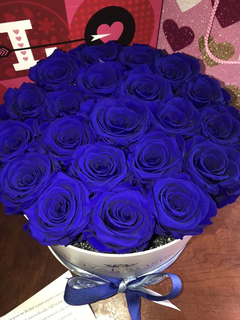 Royal blue Royal Blue Quince Court, Royal Blue And Gold Sweet 16 Decorations, Royal Blue Birthday Party Ideas, Blue Birthday Themes, Royal Blue Bouquet, Sweet Sixteen Themes, Royal Blue Cake, Dream Quinceanera, Version Board