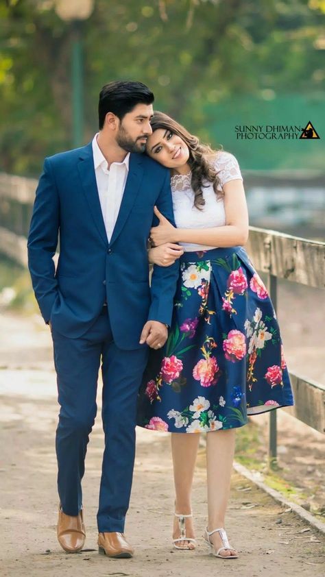 Fall Outfits For Couples, Outfit For Couples, Pic Editing, Outfits For Couples, Poses For Couples, Best Couple Pictures, Pre Wedding Photoshoot Outfit, Fashion Show Dresses, Couple Wedding Dress