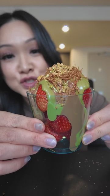 Trinh Carreon on Instagram: "Dubai chocolate covered strawberries 😮‍💨🤌🏻   All you need is: -Strawberries  -Chocolate (any you like) -Pistachio cream -Toasted knafeh (shredded filo dough) -Crushed pistachios   It’s so easy and DELICIOUS 🤤  #dubaichocolate #chocolatecoveredstrawberries #chocolaterecipe #chocolatestrawberries #snack #mukbang #foodies #dessert #reels #reelsinstagram #explore" Strawberry Dubai Chocolate, Dubai Chocolate Covered Strawberries, Dubai Chocolate Pistachio, Crushed Pistachios, Filo Dough, Dubai Chocolate, Strawberries Chocolate, Chocolate Pistachio, Pistachio Cream