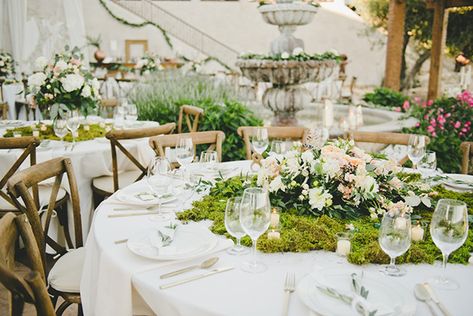 Moss Centerpieces, Moss Wedding, Summer Wedding Reception, Romantic Rustic Wedding, Greenery Centerpiece, Country Garden Weddings, Chic Vintage Brides, Rustic Wedding Table, Wedding Floral Centerpieces