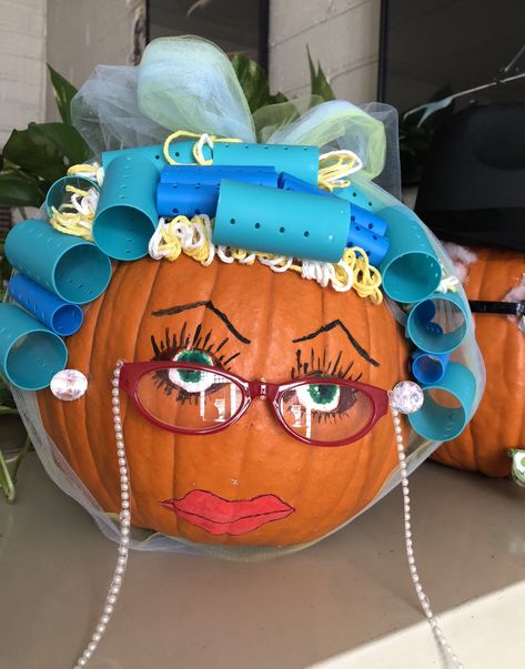 Granny Pumpkin 🎃 pumpkin painting Unique Pumpkin Decorating, Cute Painted Pumpkin Ideas, Pumpkin Decorating Diy, Halloween Pumpkin Crafts, Creative Pumpkin Painting, Creative Pumpkin Decorating, Dekorasi Halloween, Labu Halloween, Pumpkin Carving Contest