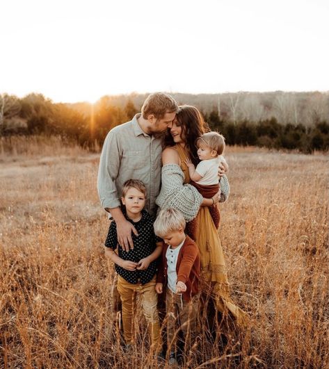 Fall Photo Shoot Ideas Family Pictures, Family Sunset Pictures, Family Photo Poses 2 Children, Family Photography Posing, Family Fall Pictures Ideas, Family Pics In Field, Outdoor Family Fall Photos, Family Inspo Photo Ideas, How To Dress For Family Photos